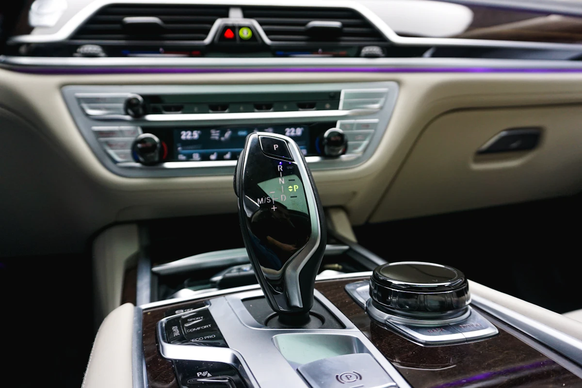 Consola central de un auto premium con tecnología integrada