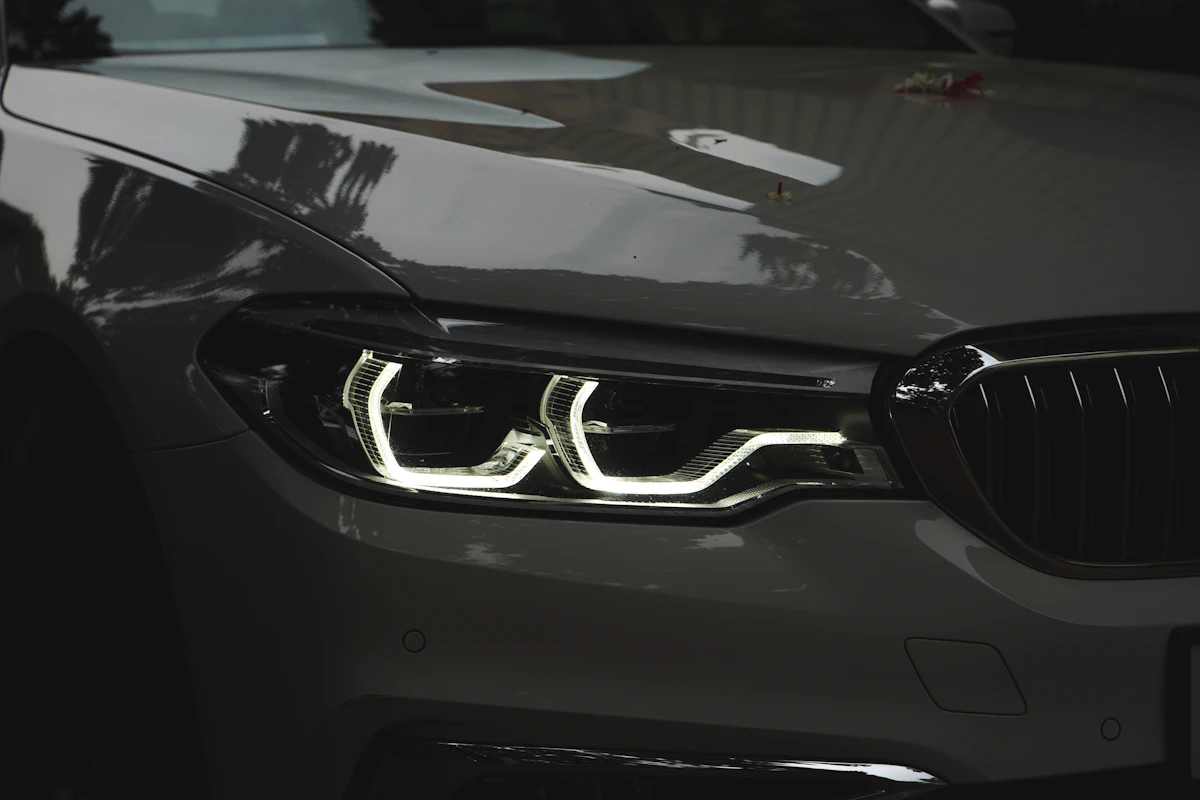 Óptica LED encendida de un auto