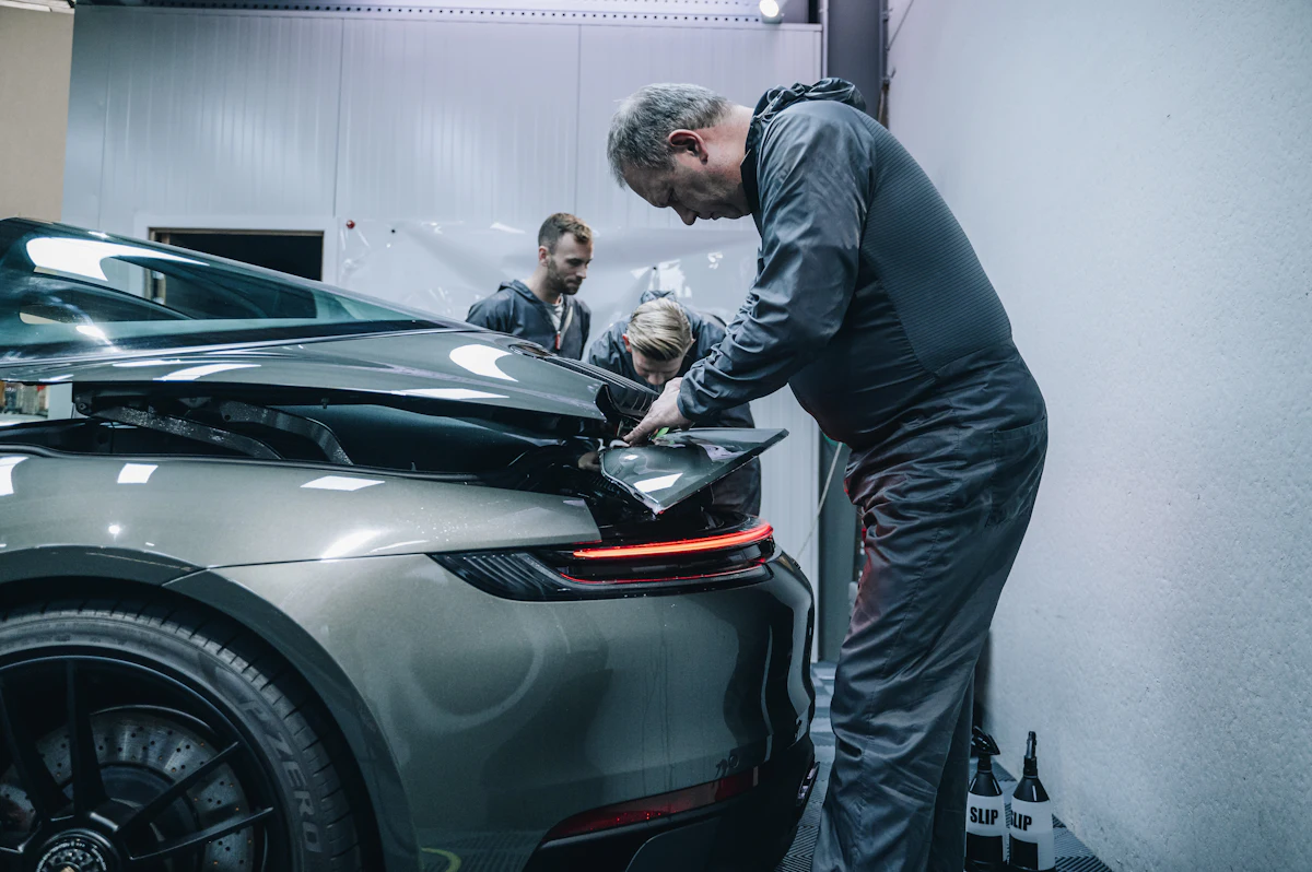 Colocación de paint protection film en la trompa de un auto deportivo