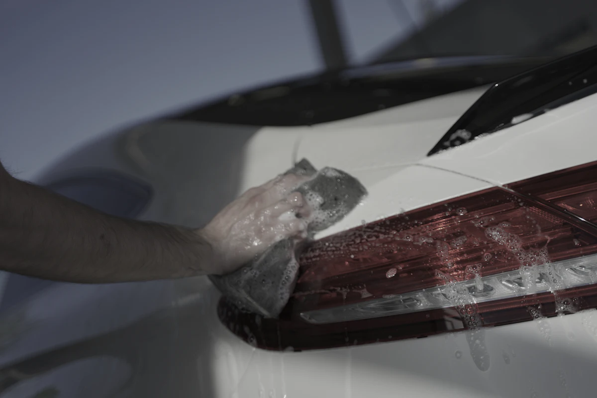 Aplicación de film protector sobre la óptica de un auto con espátula