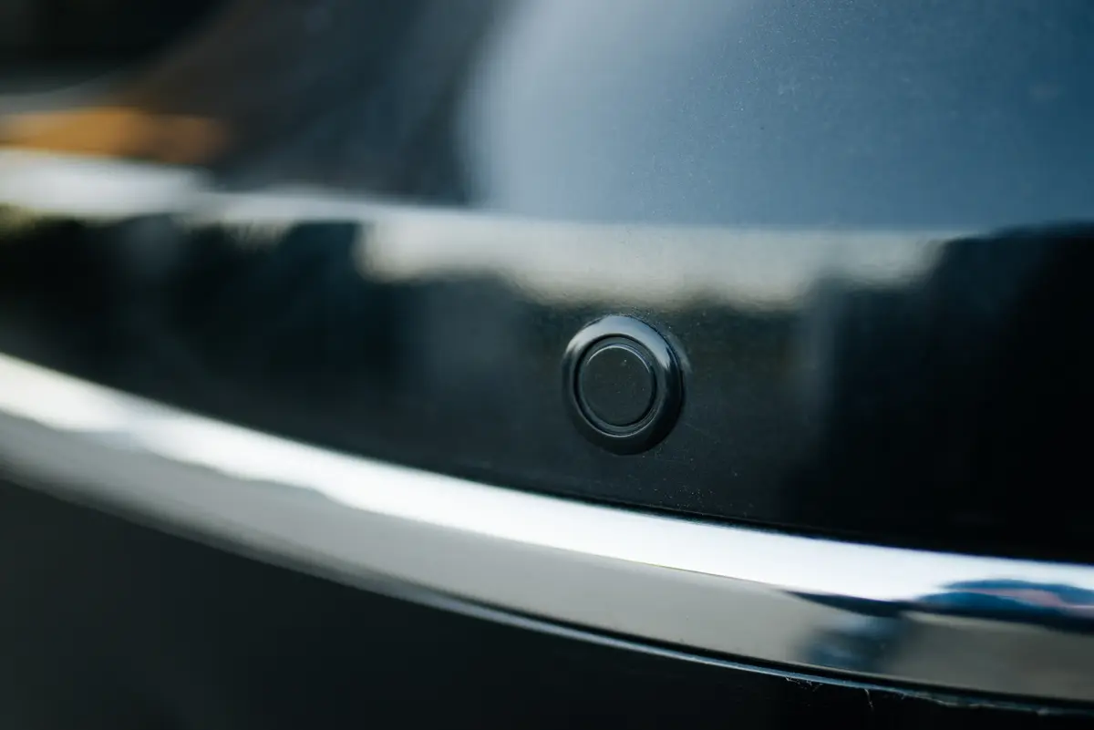 Sensor de estacionamiento embutido en el paragolpes de un auto