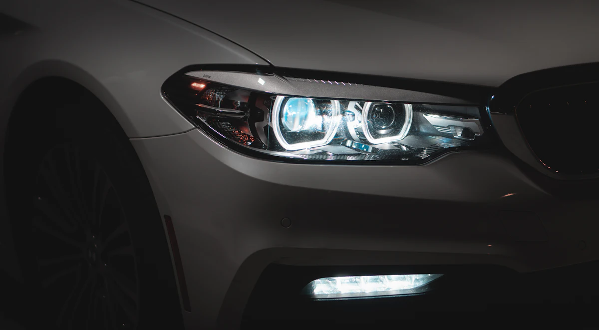 Ópticas con anillos de luz de un auto premium